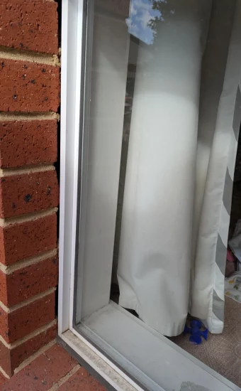 window frame repair by Technician window and door repair Belgium